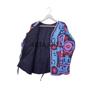 Veste courte matelassée pour femme en broderie Suzani faite à la main de qualité supérieure, automne/hiver, tricotée 100% coton, décontractée pour les sorties - Product Image 4