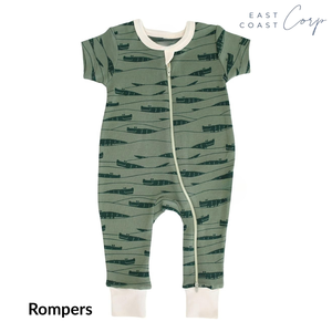 รอมเปอร์แขนสั้นพิมพ์ลายลายเซ็นสำหรับเด็กผ้าฝ้ายออร์แกนิค - Product Image 1