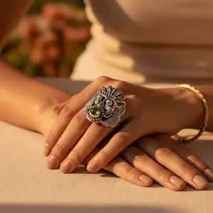 Anillo de Plata 925 con Cabeza de León y Piedra Preciosa Verde (Estilo Moderno con Engaste Invisible para Hombre) - Product Image 2