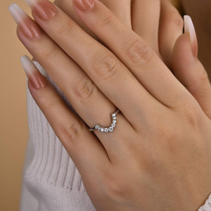 Anillo de compromiso curvo de moissanita de corte redondo de 2.5 mm, chapado en oro blanco, anillo apilable de contorno - Product Image 4