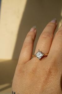 Premium Princess Solitaire Anillo de compromiso Set Moissanite Plata Joyería DE BODA Proveedor al por mayor Exportación Proveedor a granel en línea - Product Image 4