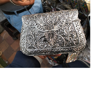 Embragues de metal de latón en relieve hechos a medida ideales para tiendas de accesorios de moda para reventa en una variedad de diseños - Product Image 1