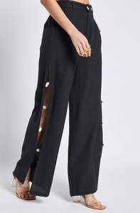 กางเกงปาลาซโซสีดำสุดหรู ออกแบบมาเพื่อตู้เสื้อผ้าสมัยใหม่ ผลิตจากผ้าเนื้อนุ่ม ระบายอากาศได้ดี - Product Image 3