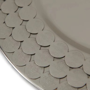 Ensemble d'assiettes de chargeur gaufrées marron design avec finition antique pour une table à manger élégante et une table de fête - Product Image 2