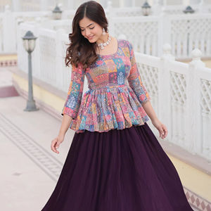 Lehenga Choli de Diseñador Listo para Usar con Pliegues Arrugados, Bordado Intenso y Lentejuelas, Blusa con Efecto Floral, Hecho de Seda - Product Image 1
