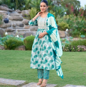 Design unique vêtements d'été Chanderi Kurti pour le bureau et l'usage quotidien disponibles aux meilleurs prix de l'Inde - Product Image 1