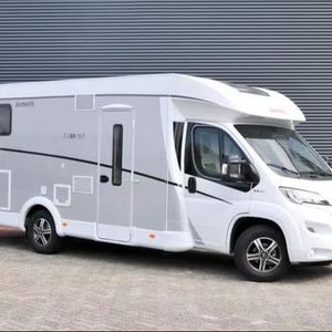 Camping-car de luxe 4x4 à essence de haute qualité avec four, une chambre, capacité 4-6 personnes - Product Image 2