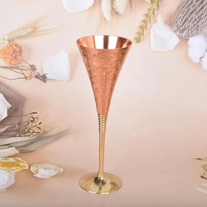 Verre à vin en cuivre fait main Divris, design moderne en relief, gobelet en métal à long pied 320 ml, écologique pour les occasions festives - Product Image 4