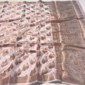 Saree de seda suave de muselina pura con diseño envolvente, combinación de oro y plata con blusa rico y completamente brocado - Product Image 5