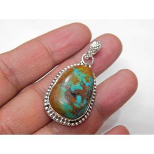 Bijoux faits à la main en argent sterling 925 pendentif cabochon turquoise naturelle filles et femmes cadeau avec de charmantes breloques - Product Image 1