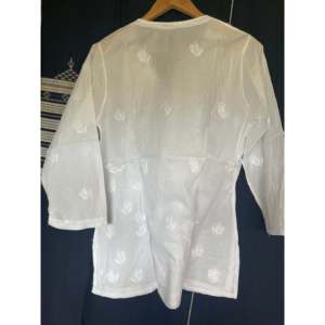 Traje de Baño Floral Empress, Blanco sobre Blanco, Bordado con Botones, Diseño Elegante y Femenino - Product Image 4