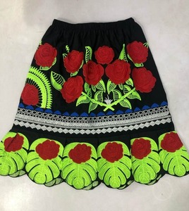 กระโปรงสั้นทรงเอไลน์สำหรับผู้หญิงมินิจับจีบปักลายดอกไม้เอวยางยืดกระโปรงอัดพลีทอินเทรนด์ใหม่ - Product Image 1