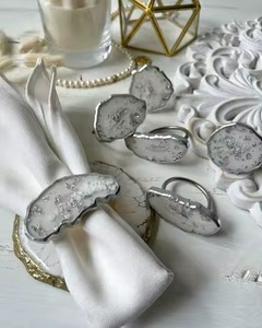 Anneaux de serviette en résine colorés et élégants avec un motif traditionnel pour les tables à manger festives et décoratives - Product Image 6