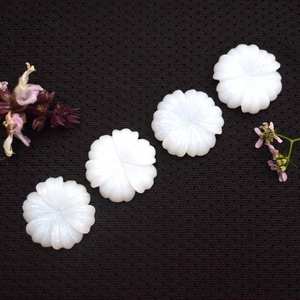 Pierre d'opale blanche naturelle en forme de fleur pierre précieuse sculptée en vrac pour la fabrication de pendentifs de bijoux perles de sculptures en cristal faites à la main de 15mm en vrac - Product Image 4