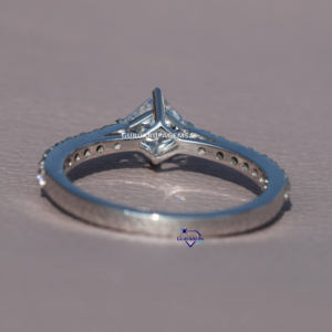 Elegante corte princesa y corte redondo Lab Grown VVS Clarity Diamond con Pave Setting Anillo de compromiso en oro blanco de 14kt - Product Image 2