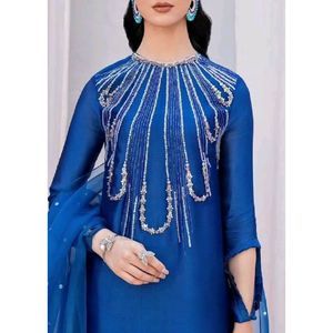 Robe fourreau élégante et tendance en satin pour filles, col montant, manches trois quarts, ornée à la main, naturelle - Product Image 3