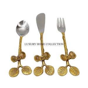 Ensemble de couverts en métal de qualité supérieure, très bien cotés, avec des motifs anciens et des finitions élégantes pour une touche luxueuse - Product Image 2