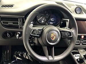 2024 Porsche Macan Turbo AWD ใช้กับเบาะหนังตกแต่งภายในสีเข้มระบบควบคุมความเร็วคงที่
