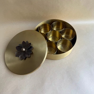 Contenedor de Especias de Latón, Masala Dabba, Almacenamiento de Alimentos Apilable, Moderno, Personalizable, Capacidad para Decoración de Cocina del Hogar a Precio Económico - Product Image 1