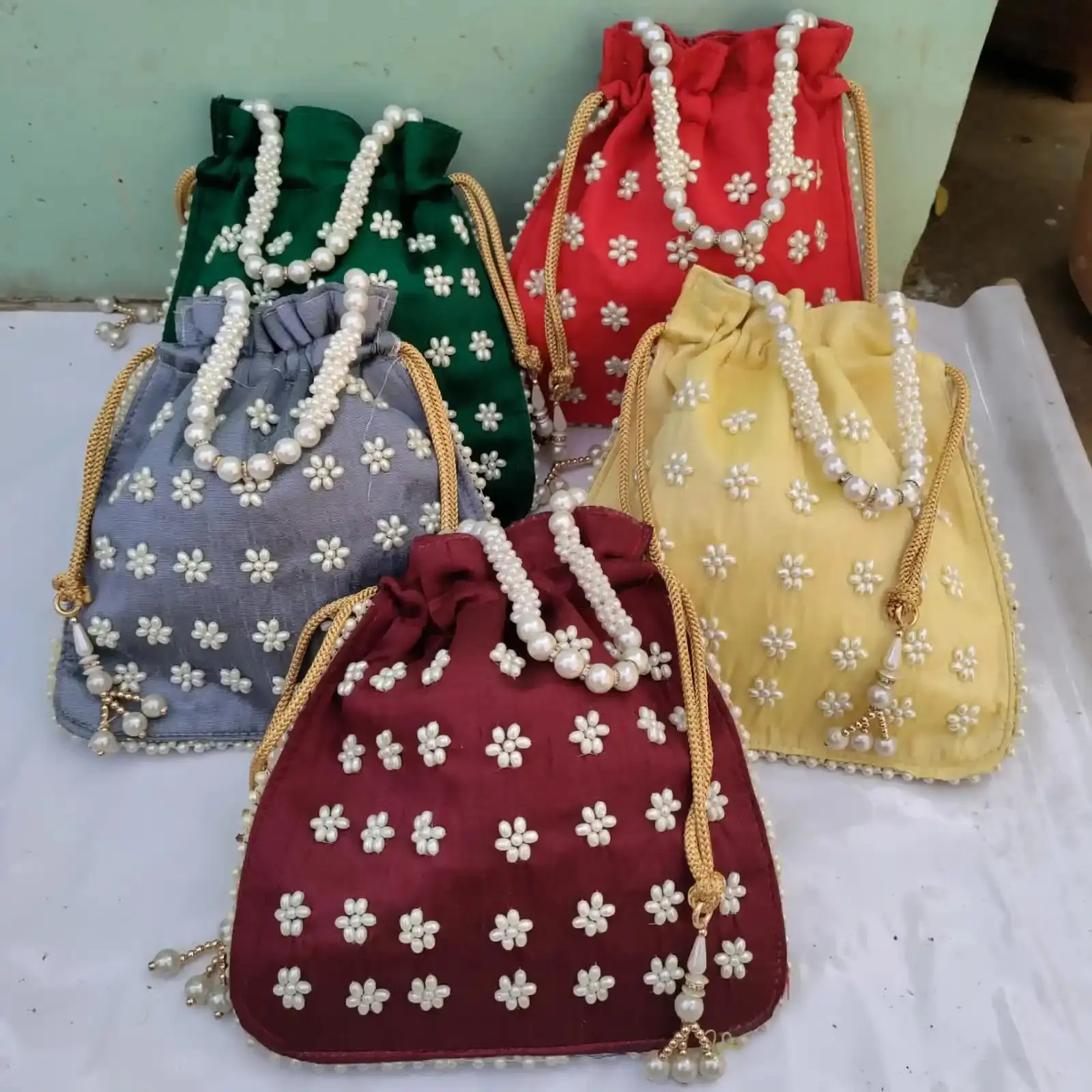 Sacs pour femmes cadeau de retour de mariage indien pour les invités sacs à main pour femmes pochette brodée à la main pochettes à cordon sacs à main de mariée