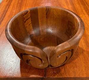 Bol à laine en bois de teck 9 po de diamètre au point le plus large x 4,75 po de hauteur, très bon état vintage - Product Image 2