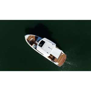 Barco de Lujo Cobalt R31 2026 con Motor Intraborda Volvo, 31'5" de Longitud, Garantía de 10 Años - Product Image 1