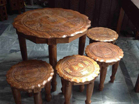 Table en bois massif, portable, d'extérieur, fabriquée à la main au Pakistan, avec plateau en bois et support pliable, meubles sculptés à la main de qualité supérieure