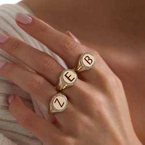 Bague ajustable personnalisée avec initiale minuscule pavée 16-17 mm, bague délicate en argent sterling 925 plaqué or 14 carats - Product Image 6