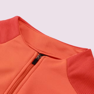 2025ชุดวอร์มทีมฟุตบอลดีไซน์สีแดงเสื้อระบายอากาศได้ยอดนิยมสำหรับกีฬาฤดูร้อนและชุดวอร์มมีสไตล์ - Product Image 3