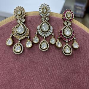 Pendientes de Moissanita Polki con Baño de Oro en Latón de la Mejor Calidad, Elegantes y Modernos para Mujer, Ideales para Bodas y Fiestas - Product Image 1