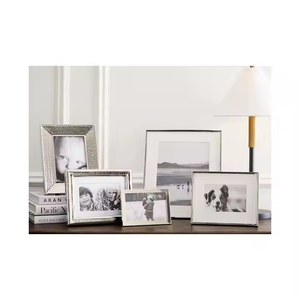 Le cadre photo en métal coulé en aluminium, idéal pour les styles contemporains et les photos standard. - Product Image 2