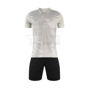 Ensemble d'uniformes de football de vêtements de sport avec motif de nom de joueur fabriqué par le fournisseur au Pakistan - Product Image 1