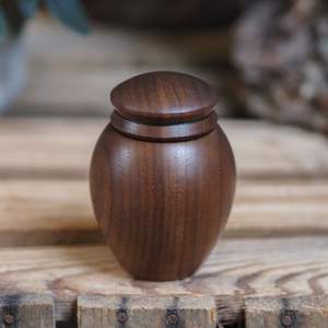 Urne de crémation en bois pour les cendres humaines adultes avec le polonais lisse élégant pour l'usage commémoratif et d'affichage - Product Image 3