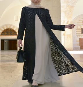 Abaya en dentelle noire exquise pour un look intemporel et gracieux. Disponible à prix de gros. - Product Image 1