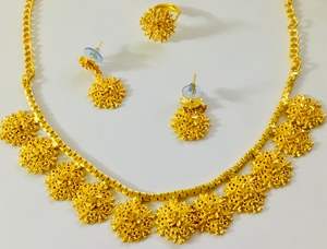 Parure de bijoux vintage en cuivre plaqué or 24 carats : collier, boucles d'oreilles, bracelets, peignes, broches - Product Image 6