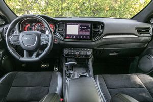 รถ SUV ขนาดใหญ่ ปี 2023 ประสิทธิภาพสูงพิเศษ เครื่องยนต์ V8 ซูเปอร์ชาร์จ ปรับปรุงเพื่อการขับขี่บนสนามแข่ง พร้อมคุณสมบัติระดับพรีเมียม - Product Image 2