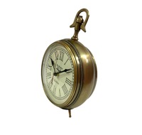 Le rythme tic-tac d'une horloge de table en métal apporte une présence apaisante et une touche de décoration incroyable à votre espace de vie ou de travail.