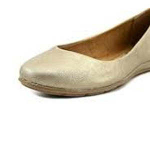 รองเท้าส้นเตี้ยผู้หญิง American Rag รุ่น Ellie สีเบจ ไซส์ 6 M พื้นรองเท้าด้านในทำจากหนังแท้ ปลายเท้าแหลม กันลื่น ลายเรียบ สำหรับฤดูใบไม้ร่วง - Product Image 3