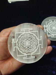 แผ่นเซเลไนต์แกะสลักจากหินธรรมชาติ ขายส่ง แผ่นคริสตัลขัดเงาสำหรับชาร์จพลังงาน พร้อมลายศรียันตรา สำหรับเป็นของขวัญ ตกแต่งบ้าน - Product Image 3