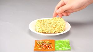 Top Grade Hot Sale 3 Mien Gold Fried <b>Instant</b> <b>Noodles</b> with Beef Stew and Herbs Box Vietnam Brand 65g/cup - Product Image 5