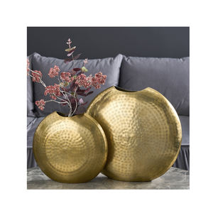 Pot de fleur fini martelé de couleur dorée pour la décoration de salon à la maison Vase de fleur fait à la main au prix de gros - Product Image 1