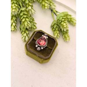 Anillo Ajustable Johnny Dixon con Elegante Dalia Rosa y Engaste de Plata de Ley, Regalo Ideal - Product Image 4