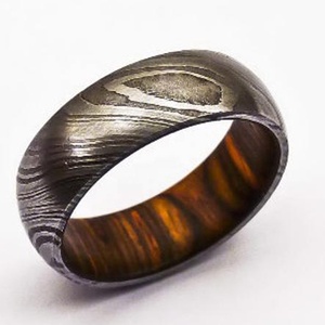 Anillo de compromiso de boda de acero damasco hecho a mano unisex de alta calidad con revestimiento interior de madera alimentado por fuente manual - Product Image 4