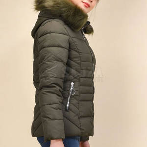 Chaqueta acolchada de bajo precio de fábrica con logotipo personalizado para mujer disponible en diferentes diseños a la venta - Product Image 2