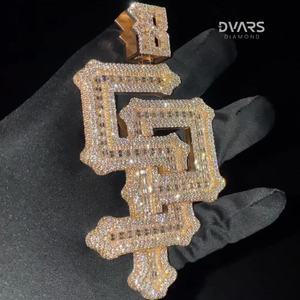 จี้เพชรแบบกำหนดเองทรงตัวอักษรสำหรับผู้ชาย คุณภาพ VVS ทรงเหลี่ยมบริลเลียนท์ สไตล์ฮิปฮอป ผ่านการทดสอบเพชร ชุบทองคำแท้ เงินสเตอร์ลิง - Product Image 6