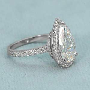 Sorpréndela con nuestro anillo de compromiso de oro blanco de 14 quilates con diamante de corte pera cultivado en laboratorio, un regalo de exquisita belleza con claridad VVS. - Product Image 3