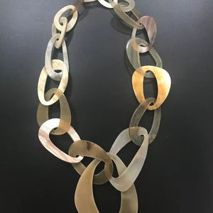Collar de Lujo Hecho a Mano con Cuerno de Búfalo, Joyería Natural y Sostenible para Mujer, Alta Calidad - Product Image 1
