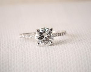 แหวนหมั้นแฟนซีเพชรทรงกลมสำหรับเธอ - Product Image 5