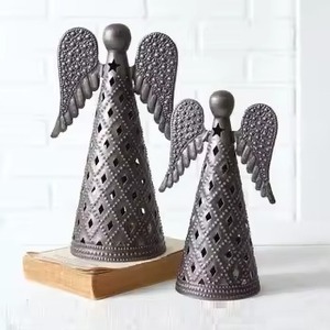 Paire d'anges en métal pour table, sculptures élégantes faites à la main, parfaites pour ajouter une touche d'élégance festive et d'art à vos tables - Product Image 1