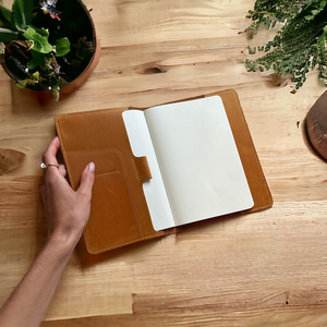 สมุดบันทึกสมุดบันทึกหนังแท้แบบวินเทจแบบรีฟิลสมุดไดอารี่ผ้าฝ้ายทำมือแบบวินเทจหรือกระดาษลายเส้นสำหรับเดินทาง - Product Image 1